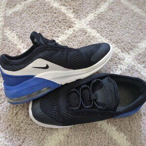 Boys Nike size13.5 no tie tennis shoes